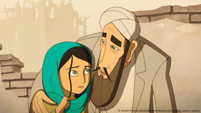 Szene aus einem Animationsfilm, in dem eine junge Frau mit Schleier auf dem Kopf und von einem bärtigen Mann gehalten wird 