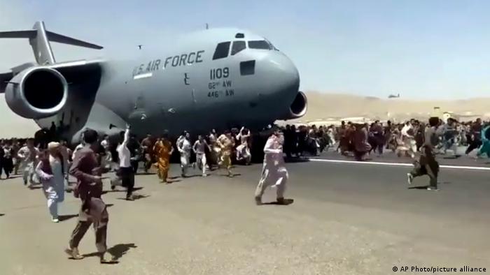 Avion američkih vojnih snaga i masa ljudi oko njga na aerodromu u Kabulu
