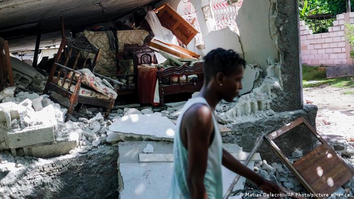 Terremoto destruiu dezenas de milhares de casas