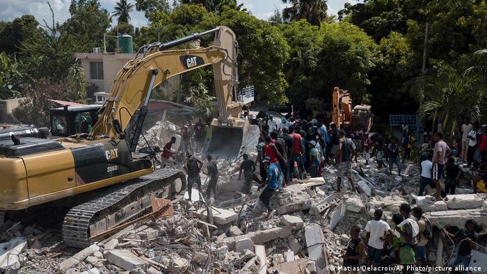 Trabalhos de resgate num hotel que desmoronou com o terremoto em Les Cayes, no Haiti