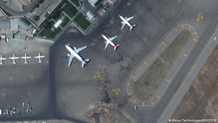 Afghanistan Kabul Flughafen Evakuierungen Luftbild Menschen auf Rollfeld