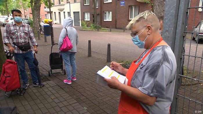 Duisburg | Martina Tiedchen ehrenamtliche Helferin der Tafel Duisburg