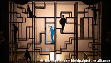 Nico Holonics als Mackie Messer spielt in einer Probe der Dreigroschenoper im Berliner Ensemble. Die Premiere findet am 13.08.2021 statt. +++ dpa-Bildfunk +++