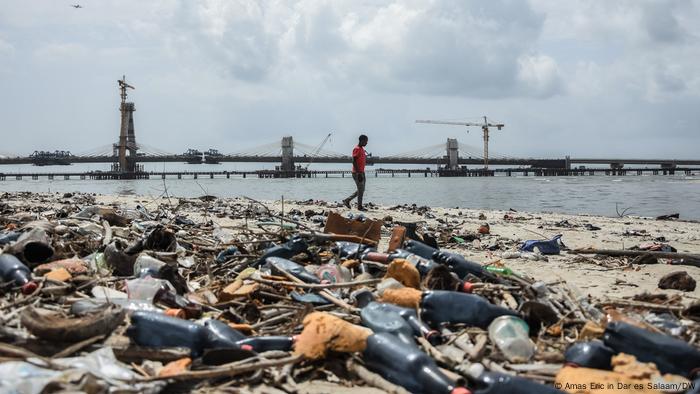 Muchos de nuestros plásticos terminan en océanos y playas.