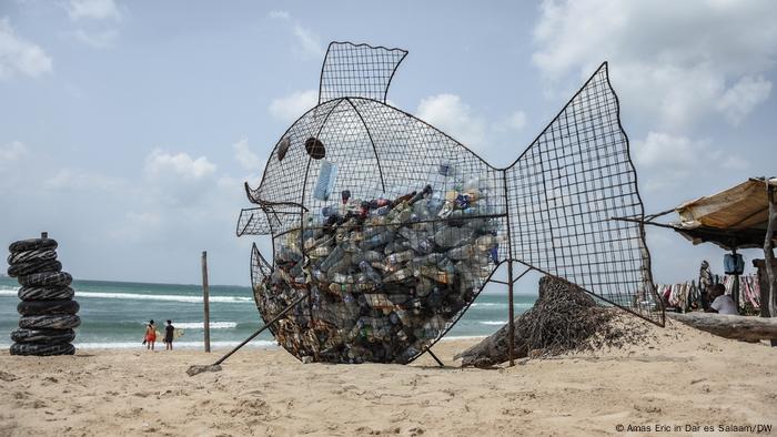 Tansania Plastikflaschen am Strand