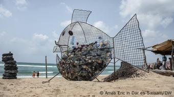 Tansania Plastikflaschen am Strand