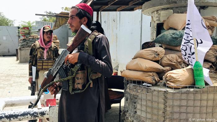 Afghanistan, Kabul | Checkpoint von Taliban Kämpfern in der nähe der US-Botschaft