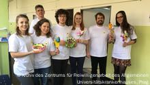 Freiwillige Helferinnen und Helfer im Allgemeinen Universitätskrankenhaus in Prag