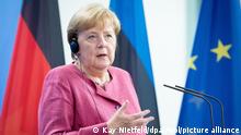 Bundeskanzlerin Angela Merkel (CDU) gibt nach einem Treffen mit der Ministerpräsidentin von Estland eine Pressekonferenz im Bundeskanzleramt. +++ dpa-Bildfunk +++