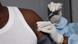 Deux mains gantées de soignant s'apprêtent à donner une injection du vaccin contre Ebola dans le bras d'un patient dont on ne voit que le haut du t-shirt et du bras dénudé (photo de 2021) Deux mains gantées de soignant s'apprêtent à donner une injection du vaccin contre Ebola dans le bras d'un patient dont on ne voit que le haut du t-shirt et du bras dénudé (photo de 2021)