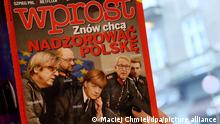 dpatopbilder epa05096958 A woman reads 'Wprost' magazine with German Chancellor Angela Merkel on the cover in a cafe in Warsaw, Poland, 11 January 2016. On the cover of the 'Wprost' weekly magazine is German Chancellor Angela Merkel (C) with Leader of the Alliance of Liberals and Democrats for Europe, and former Belgian Prime Minister Guy Verhofstadt (L), European Parliament President Martin Schulz (2-L), European Commission President Jean-Claude Juncker (2-R) and European Commissioner for Digital Economy and Society Guenther Oettinger (R). The picture recalls a photo of Adolf Hitler and his entourage from the WWII. The article is about upcoming debate on situation in Poland in European Commission on 13 January 2016. EPA/MACIEJ CHMIEL POLAND OUT ++ +++ dpa-Bildfunk +++
