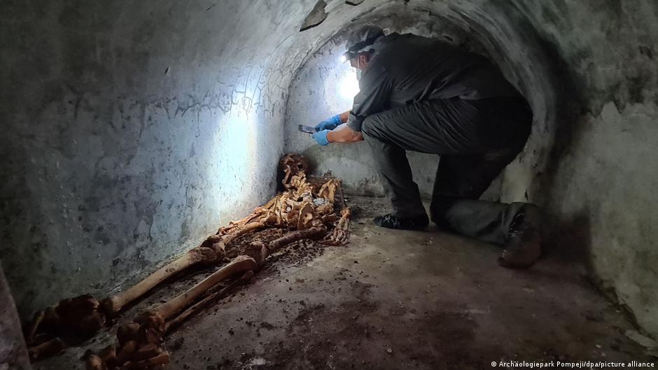 Esqueleto bem preservado desvenda peculiaridade cultural na antiga Pompeia | Notícias internacionais e análises | DW - Vimarsana News