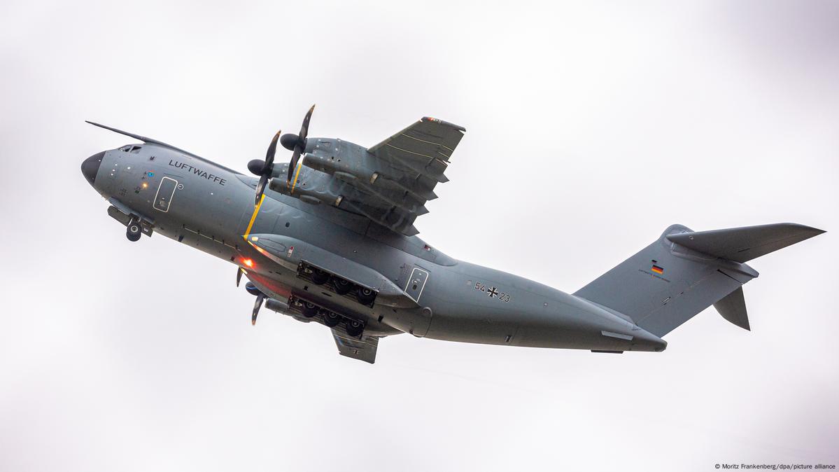 یک هواپیمای نوع «  A400-M» نیروهای فدرال آلمان حین پرواز از کابل. این هواپیما بعد از مشکلات فراوان برای نشست در میدان هوایی کابل، به روز سه شنبه موفق شد تعدادی را از کابل به تاشکند انتقال بدهد. سپس این افراد از تاشکند به آلمان انتقال داده شدند. 