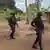Soldados do Ruanda patrulham aldeia de Mute, província moçambican de Cabo Delgado