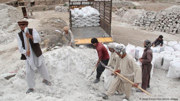 Afghanistan Arbeiter graben nach Bodenschätzen