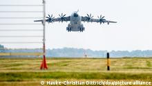 16.08.2021, Niedersachsen, Wunstorf: Ein drittes Transportflugzeug vom Typ Airbus A400M der Luftwaffe hebt am Vormittag auf dem Fliegerhorst Wunstorf in der Region Hannover ab. Angesichts des rasanten Vormarschs der Taliban in Afghanistan hat die Bundeswehr mit der Evakuierung deutscher Staatsbürger und afghanischer Ortskräfte aus Kabul begonnen. Foto: Hauke-Christian Dittrich/dpa +++ dpa-Bildfunk +++