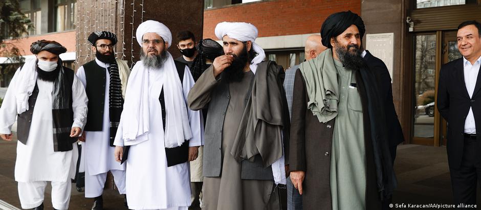 Após tomar o poder, talibãs prometem inclusividade e anistia – apesar de primeiras indicações em contrário