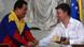 Der neue kolumbianische Präsident Juan Manuel Santos (rechts) übergibt dem venezolanischen Staatschef Hugo Chávez als Gastgeschenk eine Biografie des südamerikanischen Freiheitskämpfers Simón Bolivar (Foto: AP) Der neue kolumbianische Präsident Juan Manuel Santos (rechts) übergibt dem venezolanischen Staatschef Hugo Chávez als Gastgeschenk eine Biografie des südamerikanischen Freiheitskämpfers Simón Bolivar (Foto: AP)