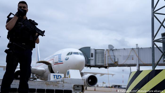 Ein Evakuierungs-Flugzeug aus Kabul kommt in Paris an