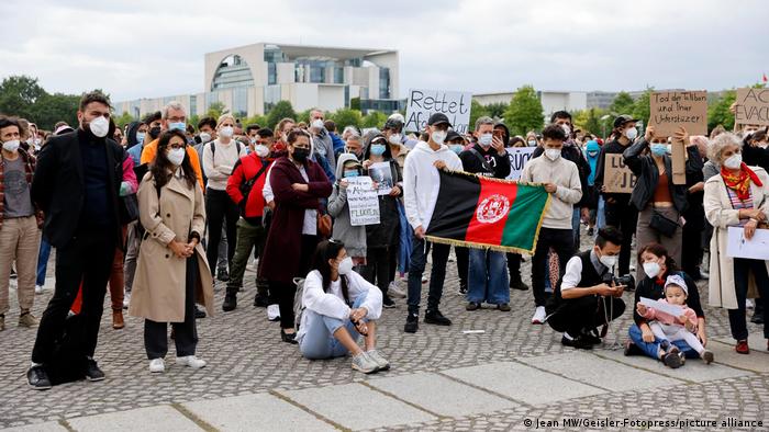Deutschland | Kundgebung 'Luftbrücke jetzt! Schafft sichere Fluchtwege aus Afghanistan!' in Berlin