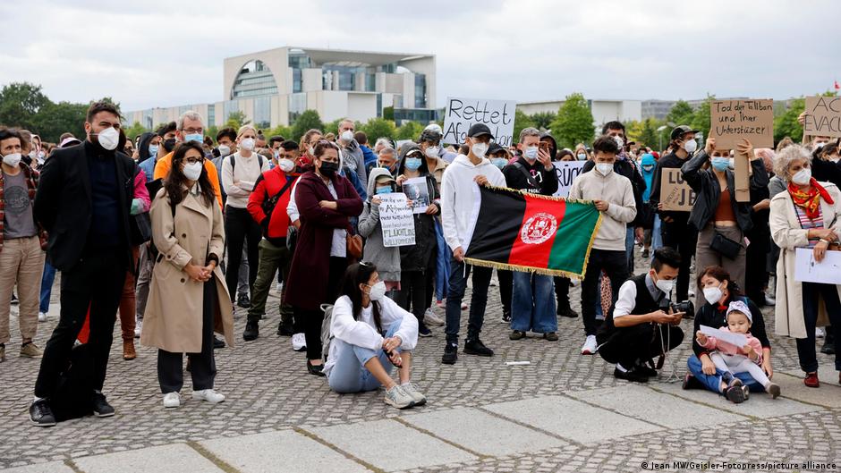 Deutschland | Kundgebung 'Luftbrücke jetzt! Schafft sichere Fluchtwege aus Afghanistan!' in Berlin