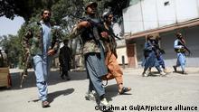 18.08.2021Taliban-Kämpfer patrouillieren im Viertel Wazir Akbar Khan. Die Taliban versichten am Dienstag, 17.08.2021, dass die Sicherheit von Botschaften und der Stadt Kabul gewährleistet sei, auch setzten sie sich für die Rechte von Frauen im Rahmen der islamischen Scharia ein. +++ dpa-Bildfunk +++