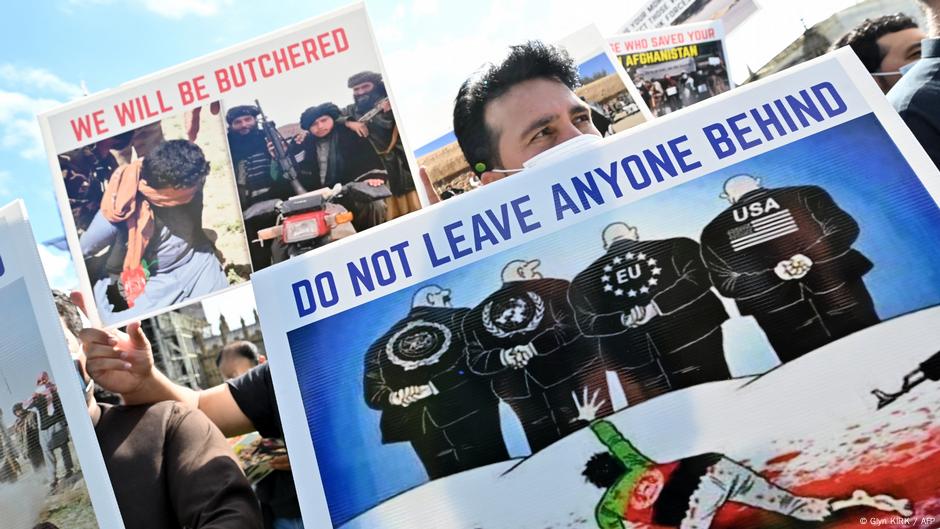  8 月 18 日，示威者們在倫敦議會大廈前舉標語牌抗議，要求疏散、援助阿富汗人