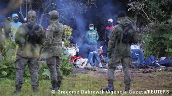 Polonya sınır muhafızları, Belarus’tan düzensiz göçmen geçişini önlemeye çalışıyor.
