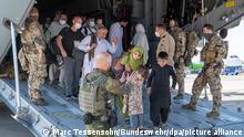 Kurz nach der Landung werden die Evakuierten von deutschen Sicherungskräften aus dem Airbus A400M geleitet. Nach der Machtübernahme der Taliban in Afghanistan hat die Bundeswehr unter schwierigsten Bedingungen eine Luftbrücke zur Evakuierung von Deutschen und Afghanen eingerichtet. (RECROP)