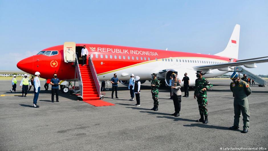 Terbang ke Jatim, Jokowi Pakai Pesawat Kepresidenan yang Sudah Dicat Merah | INDONESIA: Laporan topik-topik yang menjadi berita utama | DW - Vimarsana News