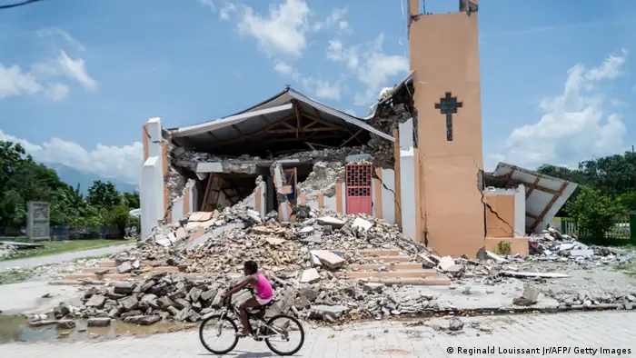 灾区一座被毁的教堂 