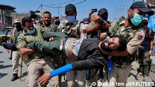 Kashmir, Srinagar | indische Polizisten nehmen einen Mann fest der bei einer Ashura Prozession teilnehmen wollte