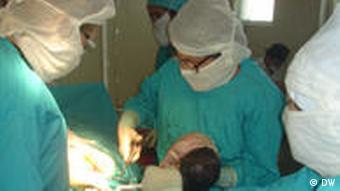 Geburt eines Kindes per Kaiserschnitt - keine Seltenheit in Tadschikistan (Foto: DW)