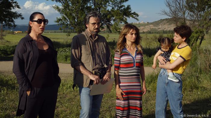 Almodóvar vuelve a traer a la pantalla grande a Penélope Cruz, Aitana Sánchez-Gijón, Julieta Serrano y Rossy De Palma, que ya protagonizaron varias de sus obras.