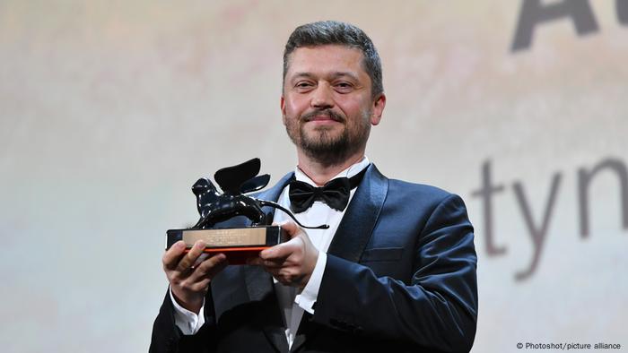 El director ucraniano Valentín Vasyanovych con el Premio Horizon del Festival de Venecia 2019.