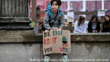 25.09.2020 Der elfjährige Sten hält beim globalen Klimastreik der Klimaschutzbewegung Fridays for Future auf dem Steubenplatz ein Plakat mit der Aufschrift Die Erde kocht vor Wut“. Die Klimabewegung Fridays for Future hat zum weltweiten Aktionstag aufgerufen, nachdem die Proteste monatelang hauptsächlich im Internet stattgefunden hatten. +++ dpa-Bildfunk +++