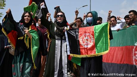 Afghaninnen halten in Kabul ihre Landesfahne hoch