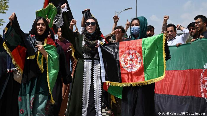Žene i muškarci s afganistanskim zastavama