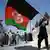 Afghanistan, Kabul | Afghanen schwenken die Nationalflagge am 102. Unabhängigkeitstag des Landes