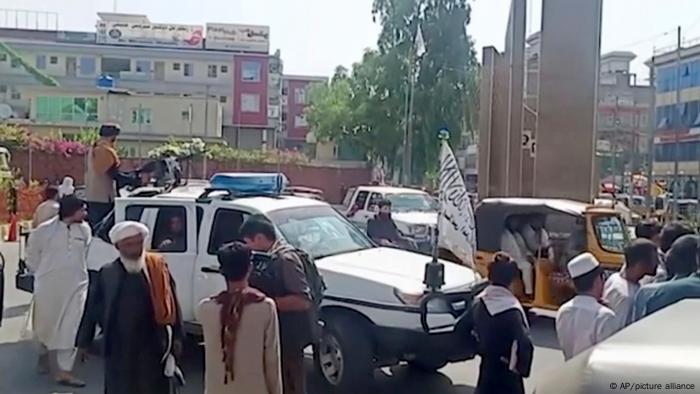 Afghanistan | Taliban Kämpfer lösen Proteste in Jalalabad gewaltsam auf