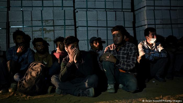 Afghanen warten nach ihrer Ankunft im türkischen Tatvan am Montag auf den Weitertransport durch Schlepper