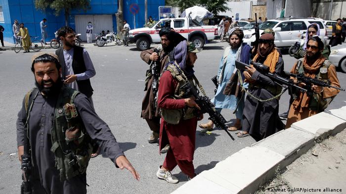Anggota Taliban berpatroli di pusat kota Kabul