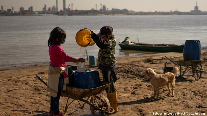 Children filling water in Argentina