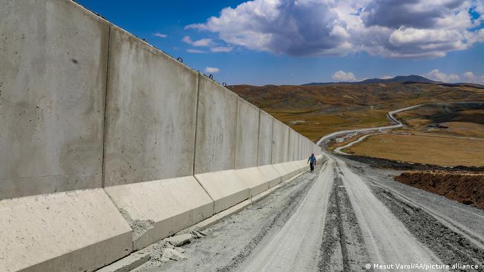 Van sınırına kaçak göçü önlemek amacıyla örülen duvar