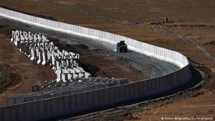 Turkey builds a wall on the border with Iran 