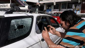 Un journaliste afghan filme le véhicule du chef du centre d'information gouvernemental, Dawa Khan Menapal, assassiné le 6 août à Kaboul Un journaliste afghan filme le véhicule du chef du centre d'information gouvernemental, Dawa Khan Menapal, assassiné le 6 août à Kaboul