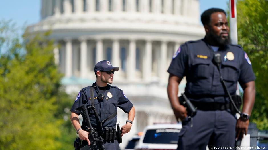 Sancionan a seis policías por conducta durante asalto al Capitolio | El Mundo | DW - Vimarsana News