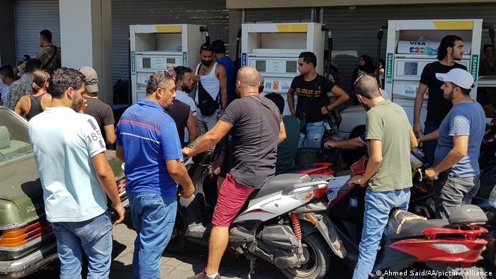 Personnes en attente d'essence dans une station-service au Liban