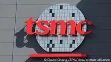 Taiwan, Tainan, 26.05.2016 - Das Logo des Chipherstellers TSMC an einem Gebäude. Angesichts der aktuellen Halbleiter-Knappheit will der Chipfertiger TSMC binnen drei Jahren 100 Milliarden Dollar in den Ausbau seiner Produktion und die Entwicklung neuer Technologien investieren. (Zu dpa Chipfertiger TSMC will 100 Milliarden Dollar investieren) +++ dpa-Bildfunk +++