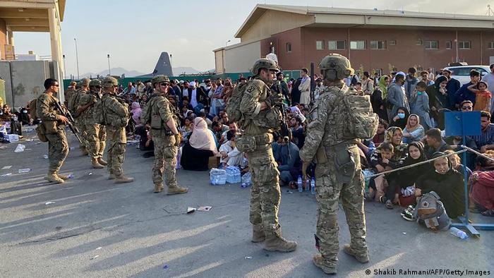 Американские солдаты в аэропорту Кабула охраняют порядок перед началом эвакуации, август 2021